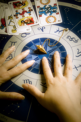 Kartenlegen mit Tarotkarten im astrologischen Kreis