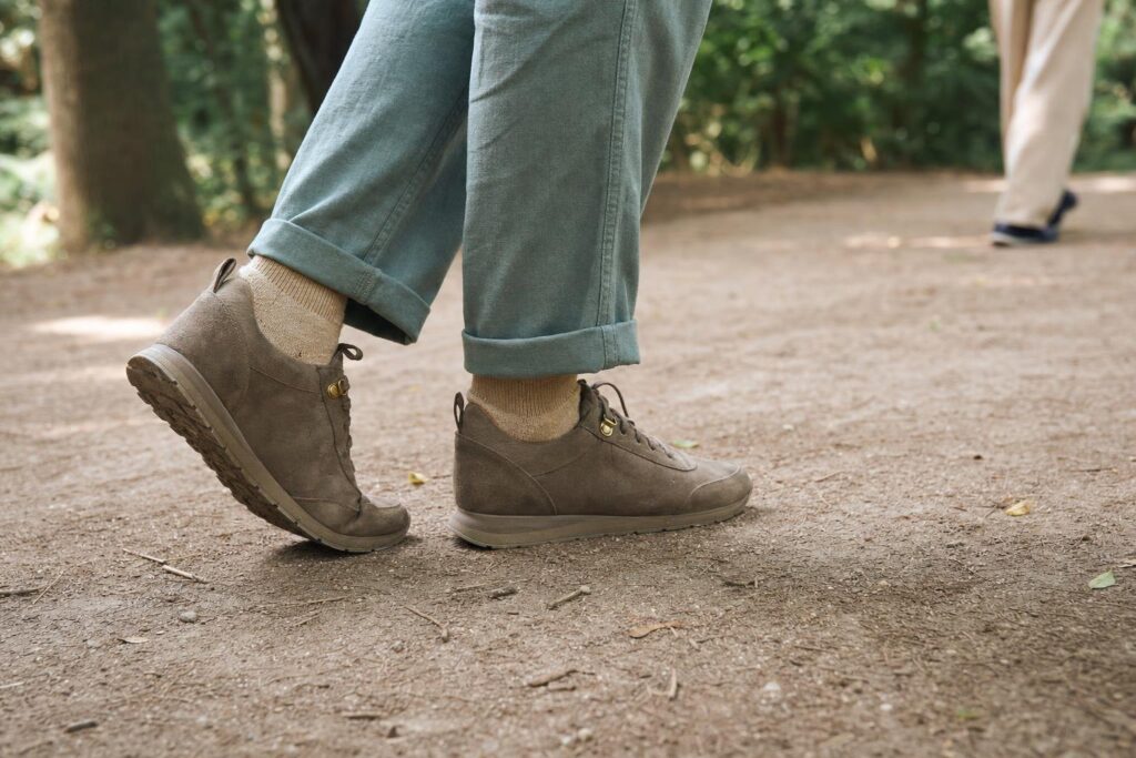 Bequeme Schuhe auf einem breiten ebenen Naturweg mit freier und sicherer Gehspur
